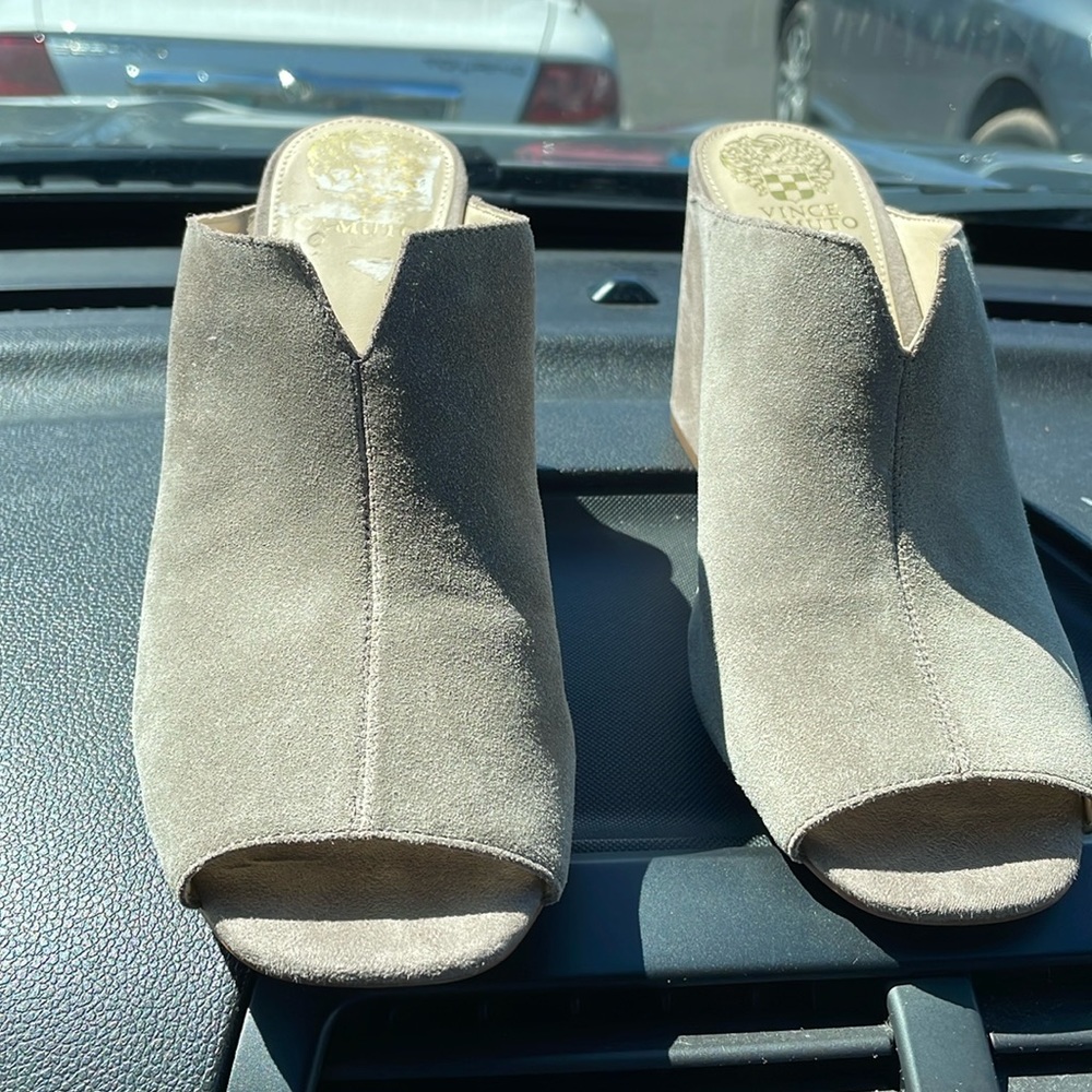 Vince camuto almost perfect slides Barely worn. Very comfortable